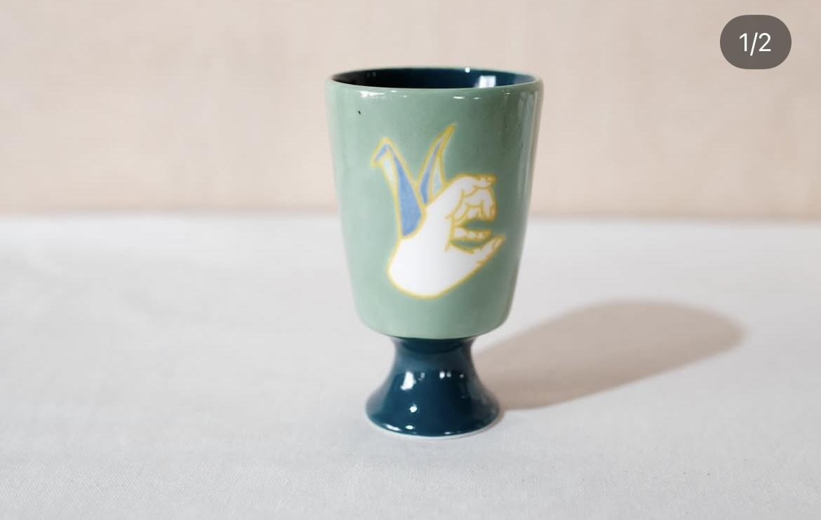 兔手勢杯
